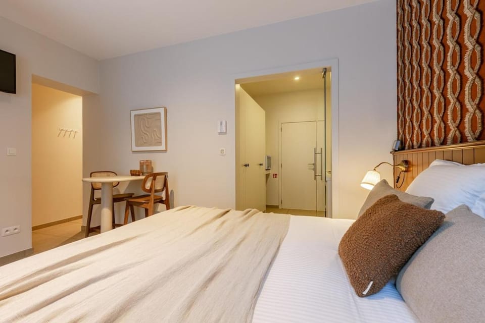 Bed, Photo of the whole room, Seating area, Bedroom