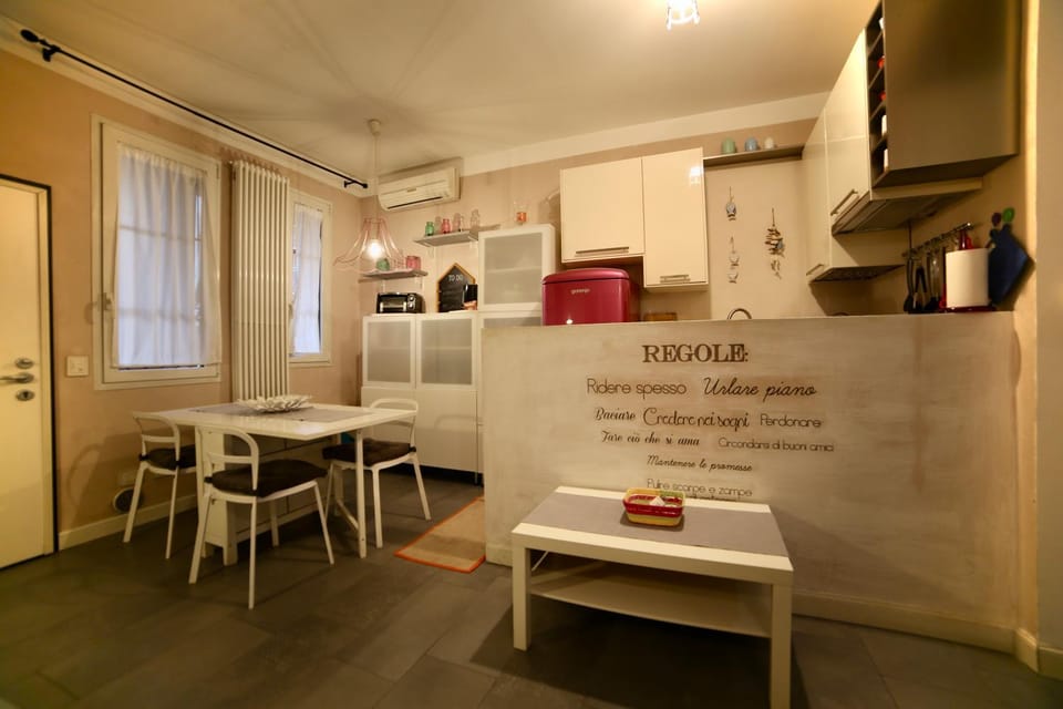Kitchen or kitchenette, Dining area