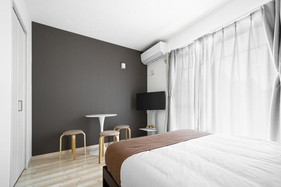 Bed, TV and multimedia, Bedroom