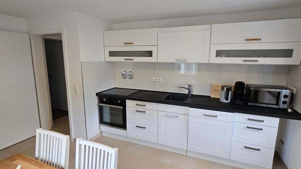 Coffee/tea facilities, Kitchen or kitchenette, dishwasher, stove