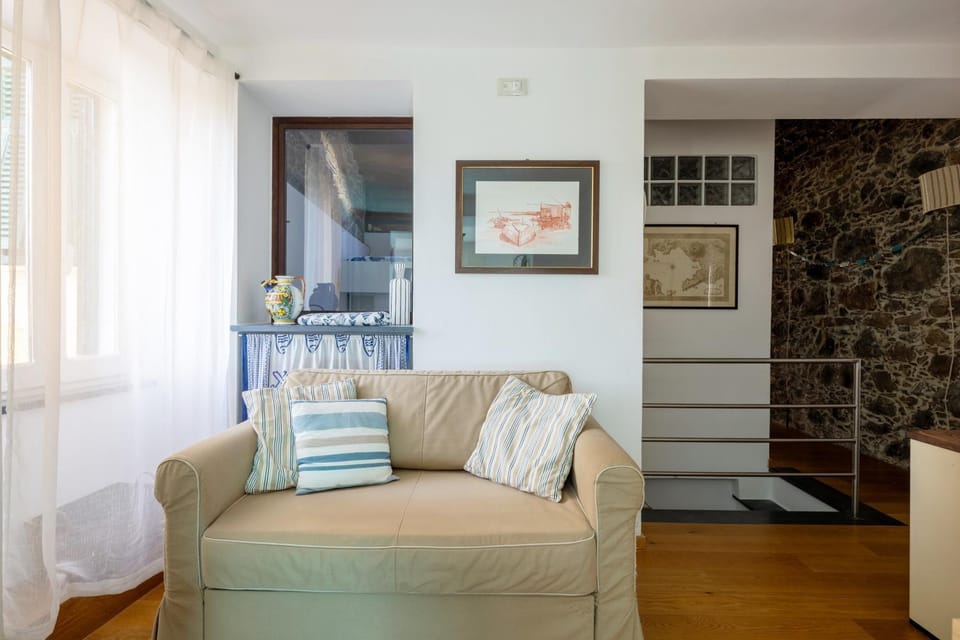 Communal lounge/ TV room, Living room, Seating area