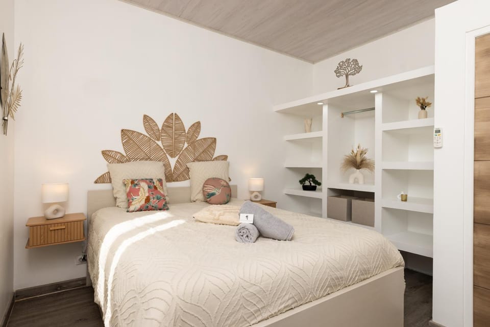 Photo of the whole room, Bedroom, towels, wardrobe