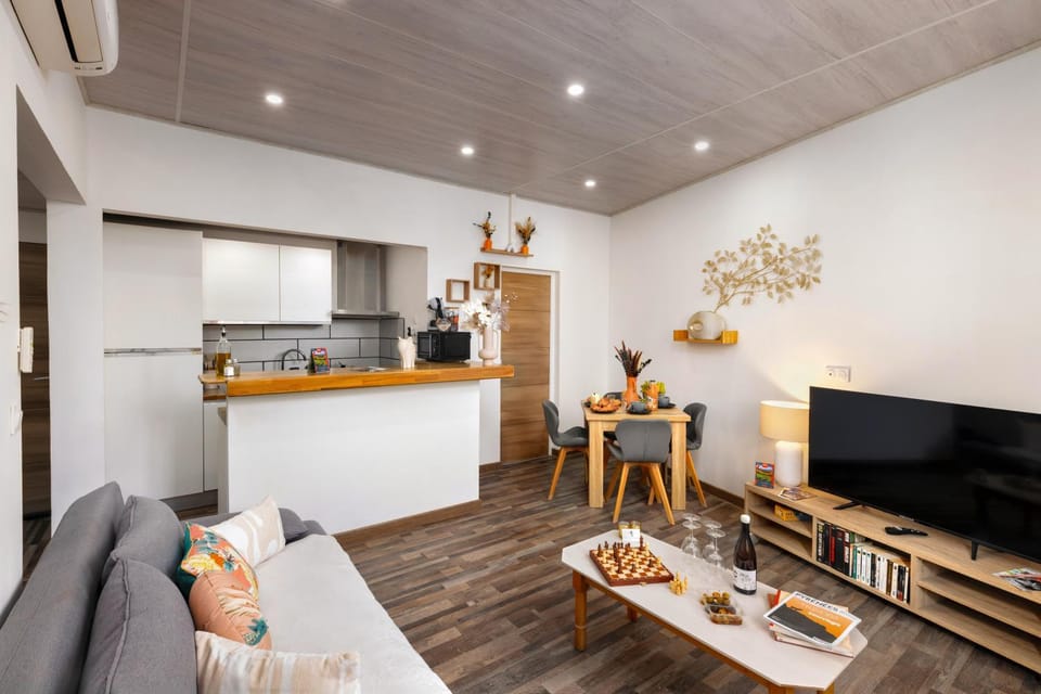 TV and multimedia, Seating area, Dining area, kitchen
