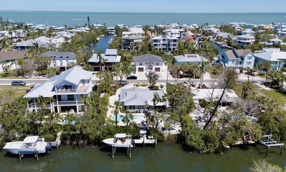 Canal Front Home, Dockside Paradise by SeaBreeze Vacation House in Anna Maria Island