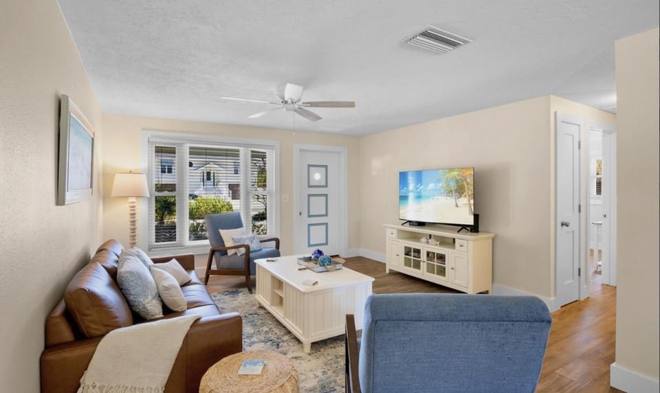 Canal Front Home, Dockside Paradise by SeaBreeze Vacation House in Anna Maria Island
