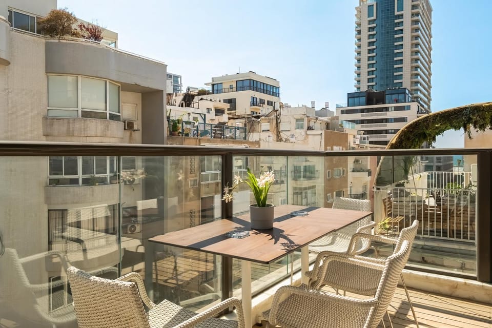Luxury Beachside 3BR with Balcony Apartment in Tel Aviv-Yafo