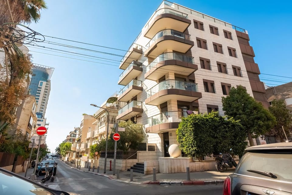 Luxury Beachside 3BR with Balcony Apartment in Tel Aviv-Yafo