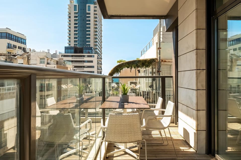 Luxury Beachside 3BR with Balcony Apartment in Tel Aviv-Yafo