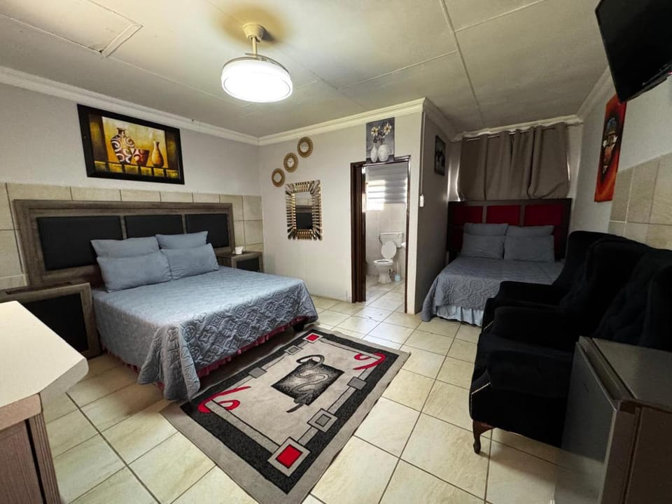 Bed, TV and multimedia, Seating area