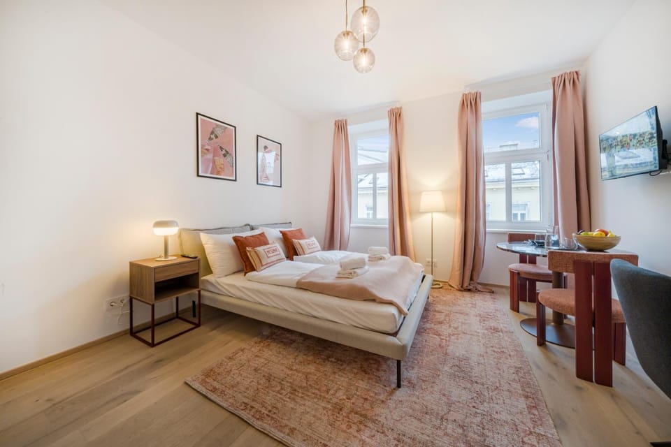 Designer Studios, 10min to Stephansplatz, Metro, no Elevator Apartment in Vienna