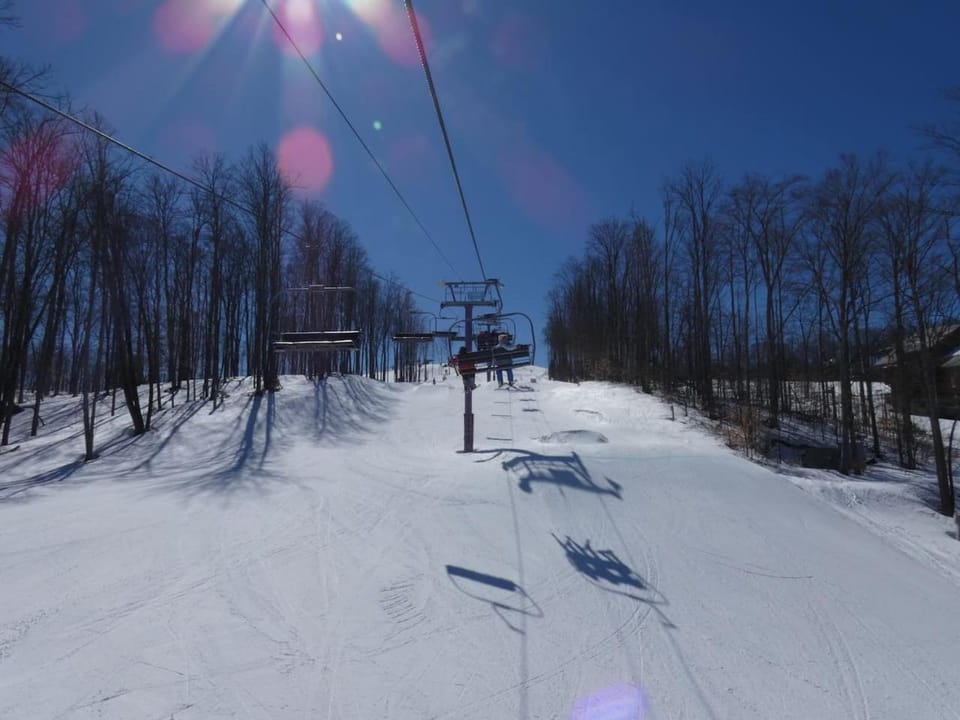Blue Bird Sky - Ski and Golf Lodge Apartment in Michigan
