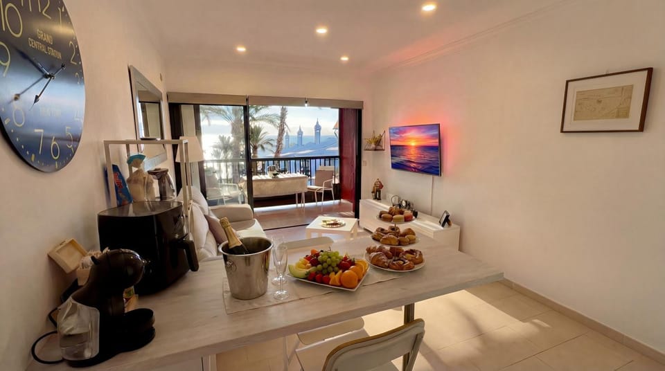 Kitchen or kitchenette, Living room, Food and drinks, Seating area, Dining area, Food, Drinks