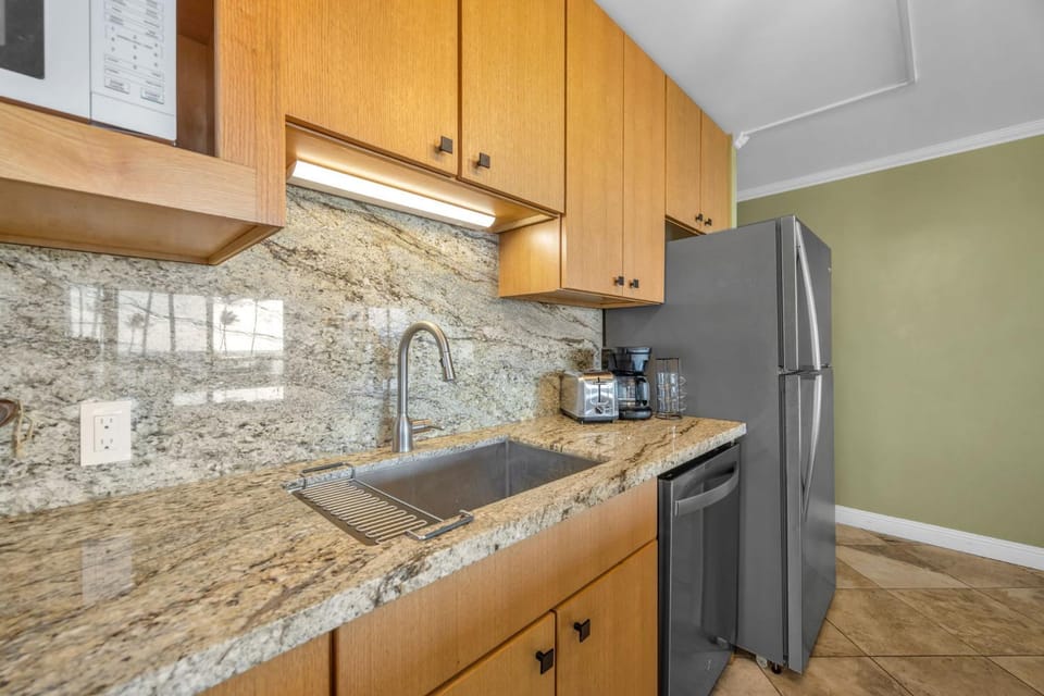 Kitchen or kitchenette, dishwasher