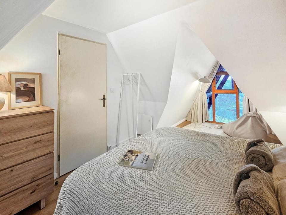 Property building, Bed, Photo of the whole room, Bedroom, towels, wardrobe