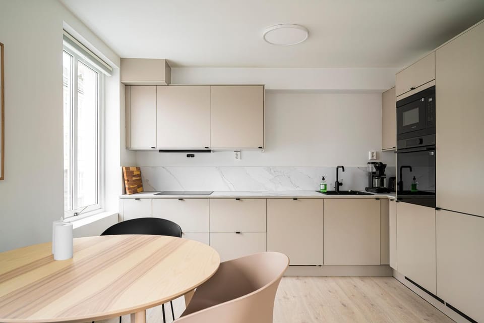Kitchen or kitchenette, Dining area, stove