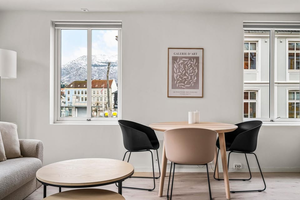 Seating area, Dining area, Mountain view