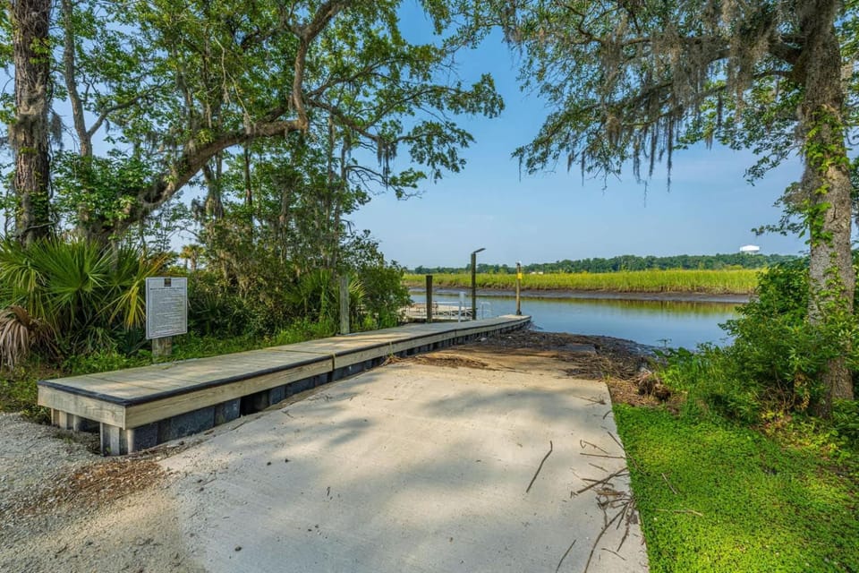 Stunning 5-Bedroom Coastal Retreat in Hanahan Apartment in Goose Creek