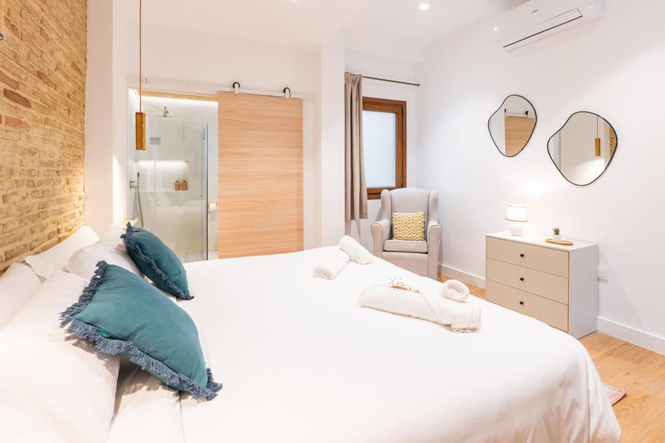 Bed, Photo of the whole room, Bedroom, air conditioner