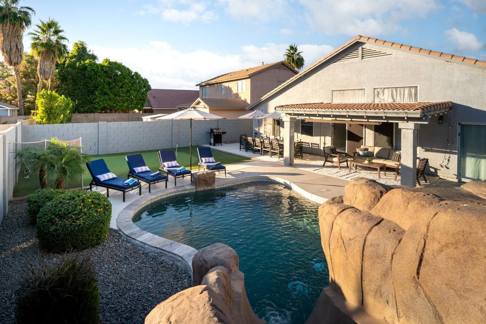 Seating area, Swimming pool, sunbed