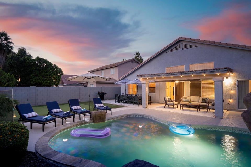 Property building, Seating area, Dining area, Swimming pool, sunbed