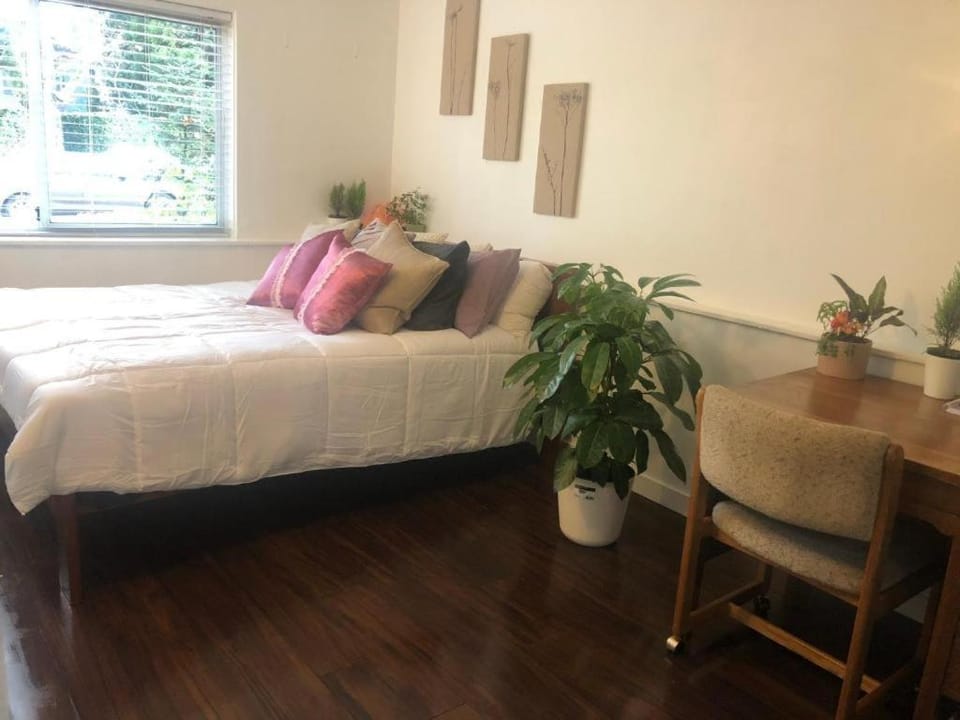 Quiet-comfy 3 bedroom house on a tree lined street in Kitsilano Bed and Breakfast in Vancouver