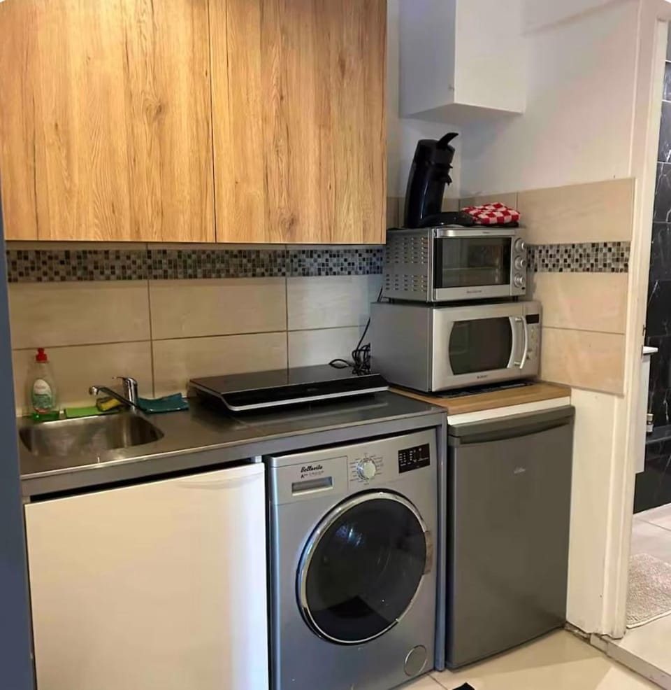 Studio 30m2 entrée indépendante proche Carrefour Apartment in Marignane