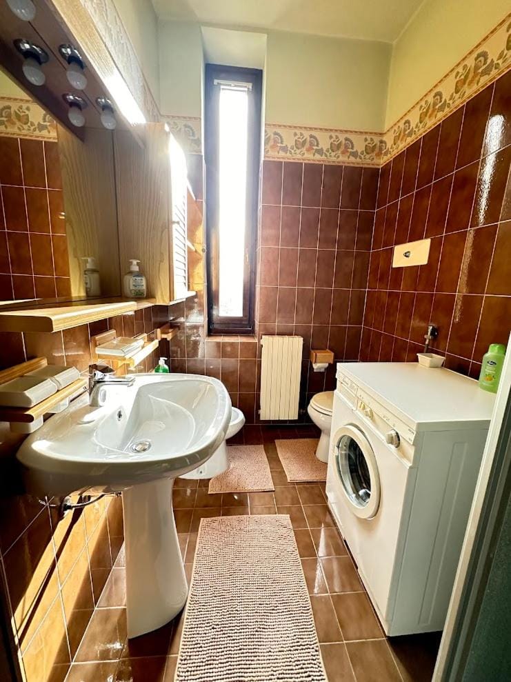 Toilet, Bathroom, Kitchen or kitchenette, Living room, towels, washing machine