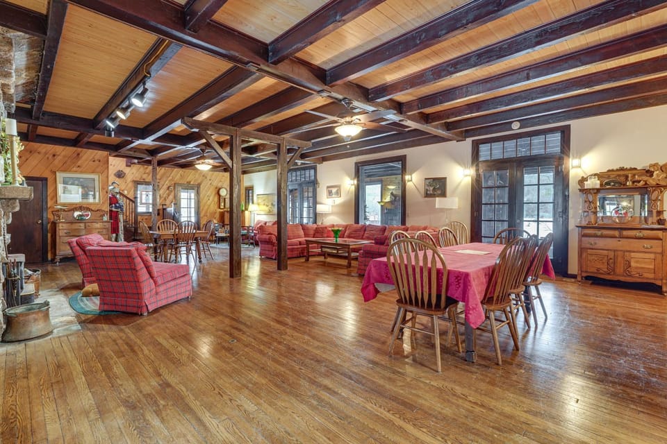 Expansive Eagle Lake Escape w/ Boathouse + Beach Villa in Eagle Lake