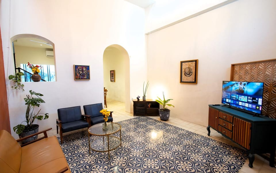 TV and multimedia, Living room, Decorative detail, Seating area