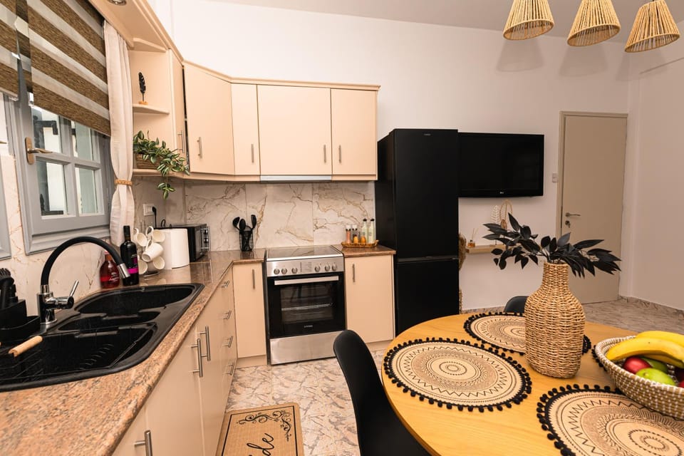 Coffee/tea facilities, Kitchen or kitchenette, Dining area, oven, stove