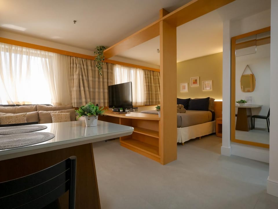 Bed, TV and multimedia, Kitchen or kitchenette, Living room, Photo of the whole room, Dining area, Bedroom, internet, air conditioner