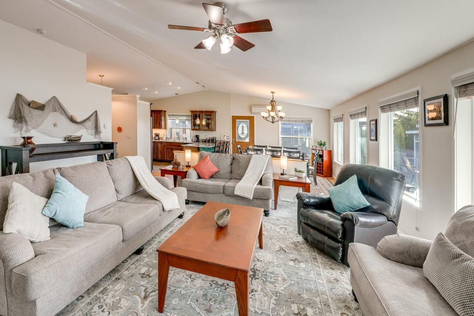 Private Beach, Deck and Grill! Siuslaw River Getaway House in Oregon