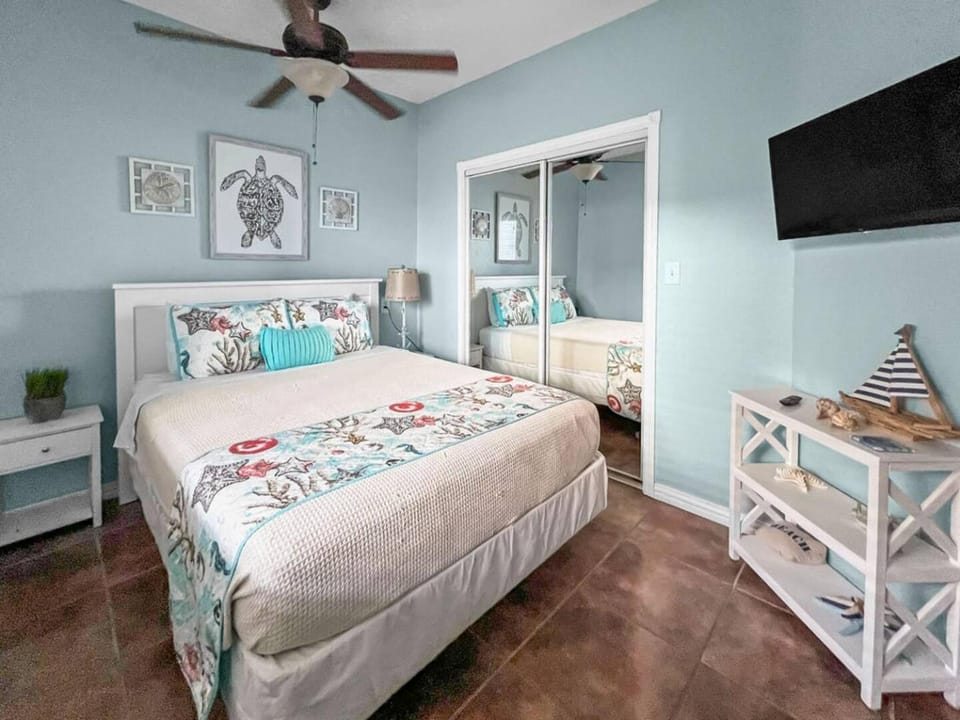 Ground floor beach condo 3-Min walk to beach House in North Padre Island