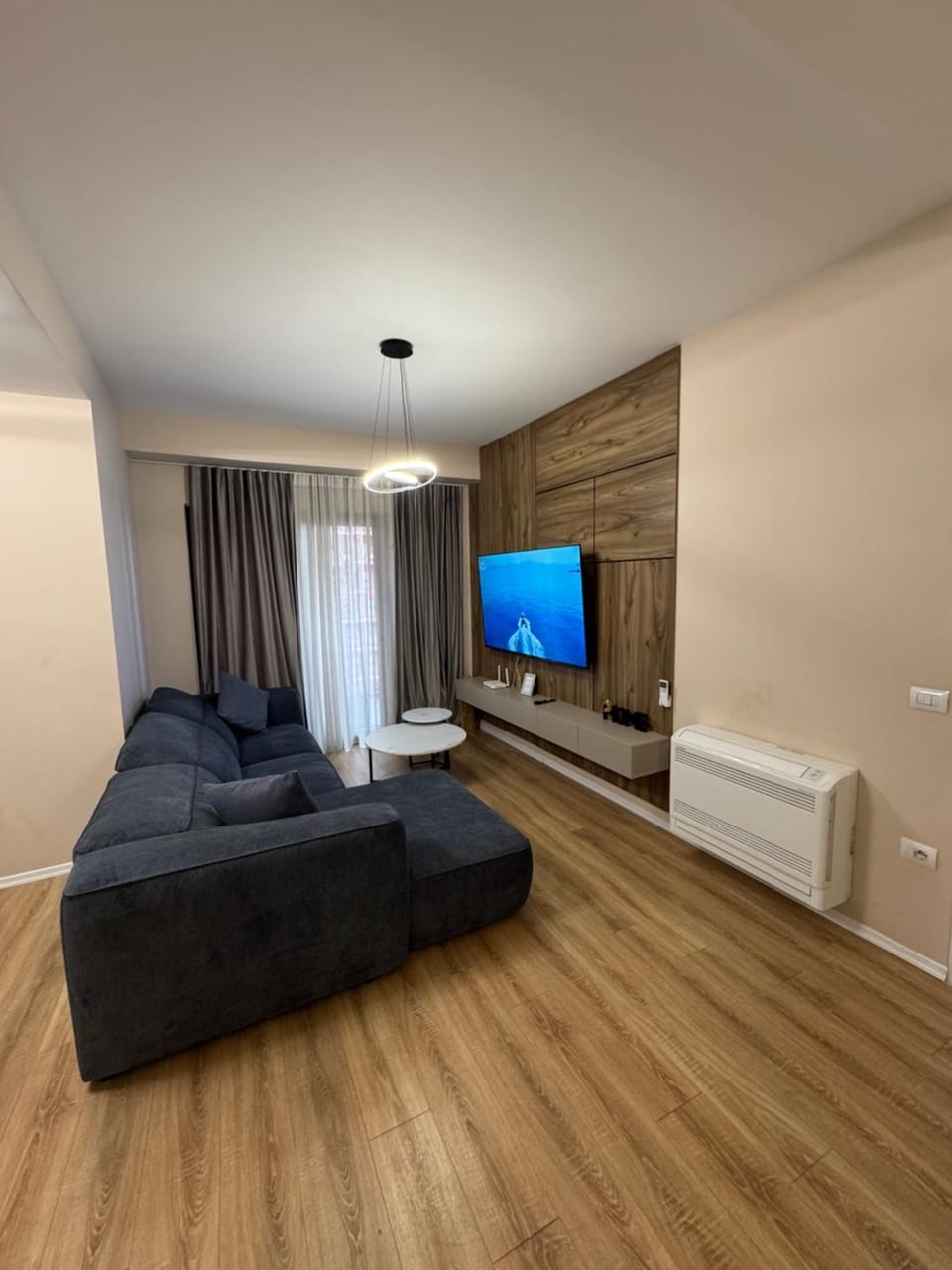Bed, TV and multimedia, Living room, Photo of the whole room, Seating area