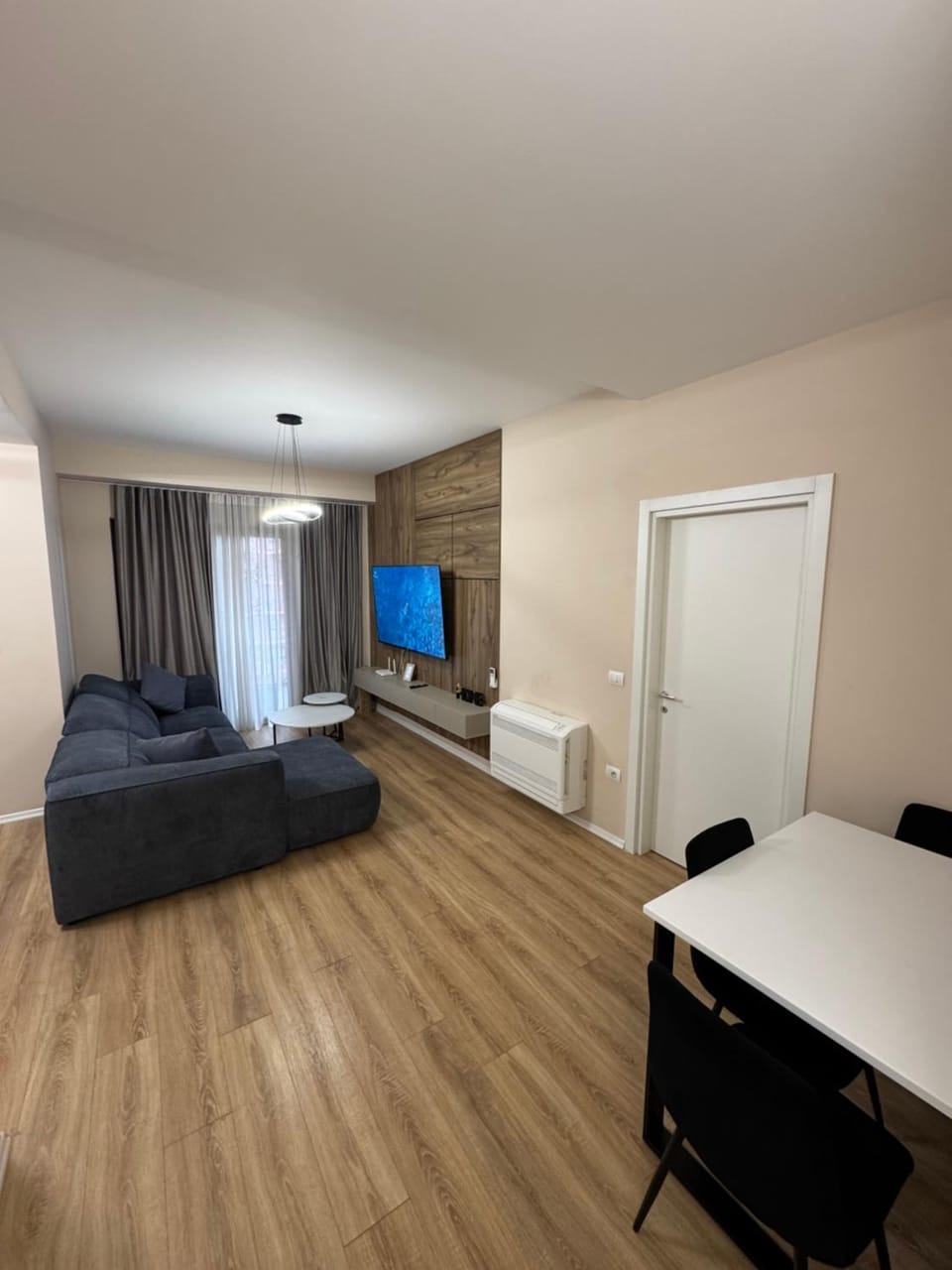 Bed, TV and multimedia, Living room, Photo of the whole room, Seating area, Evening entertainment