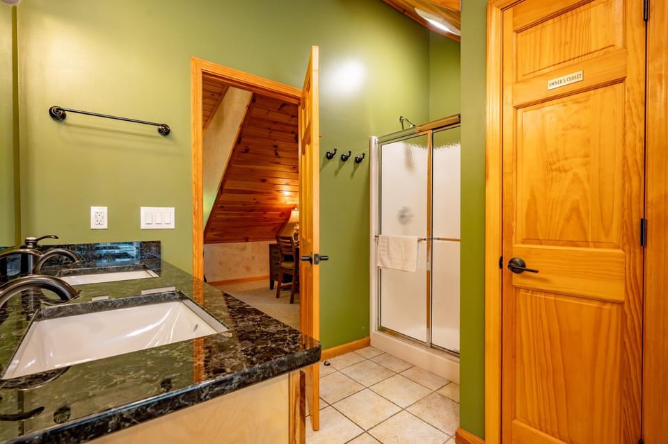 Serenity Now by Railey Vacations House in Deep Creek Lake