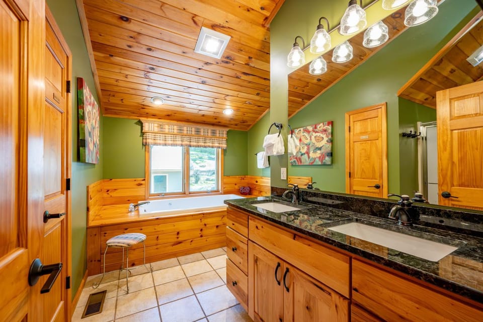 Serenity Now by Railey Vacations House in Deep Creek Lake