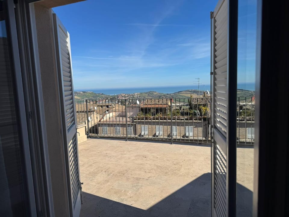 View (from property/room), Balcony/Terrace, City view, Sea view
