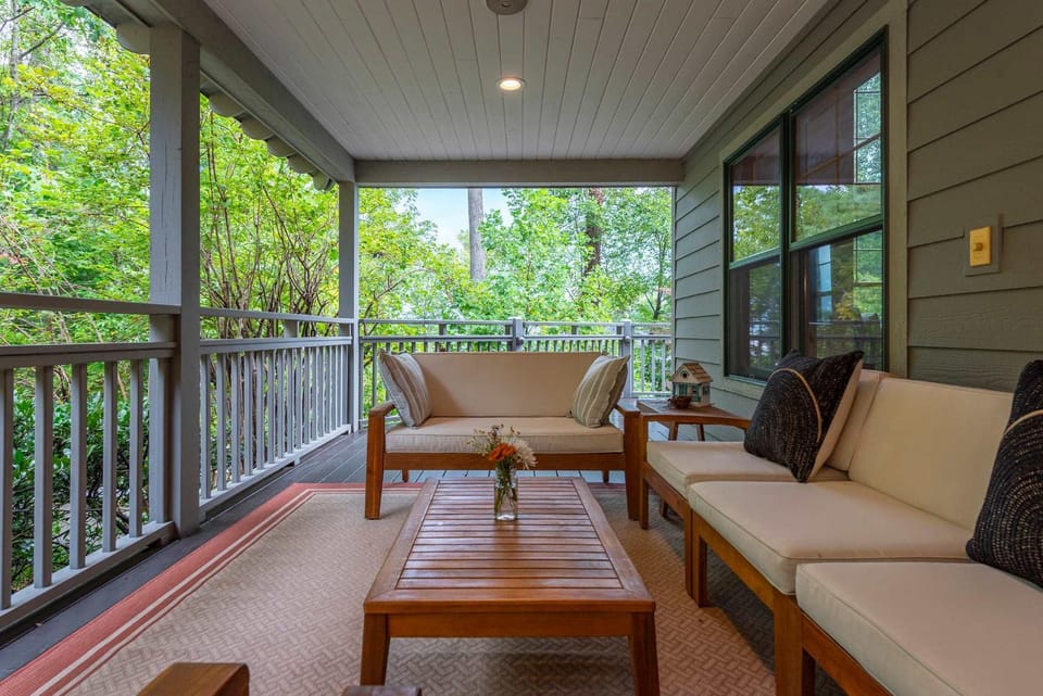 Elegant Retreat- Views Hot Tub Fire Pit-Family Friendly House in Asheville