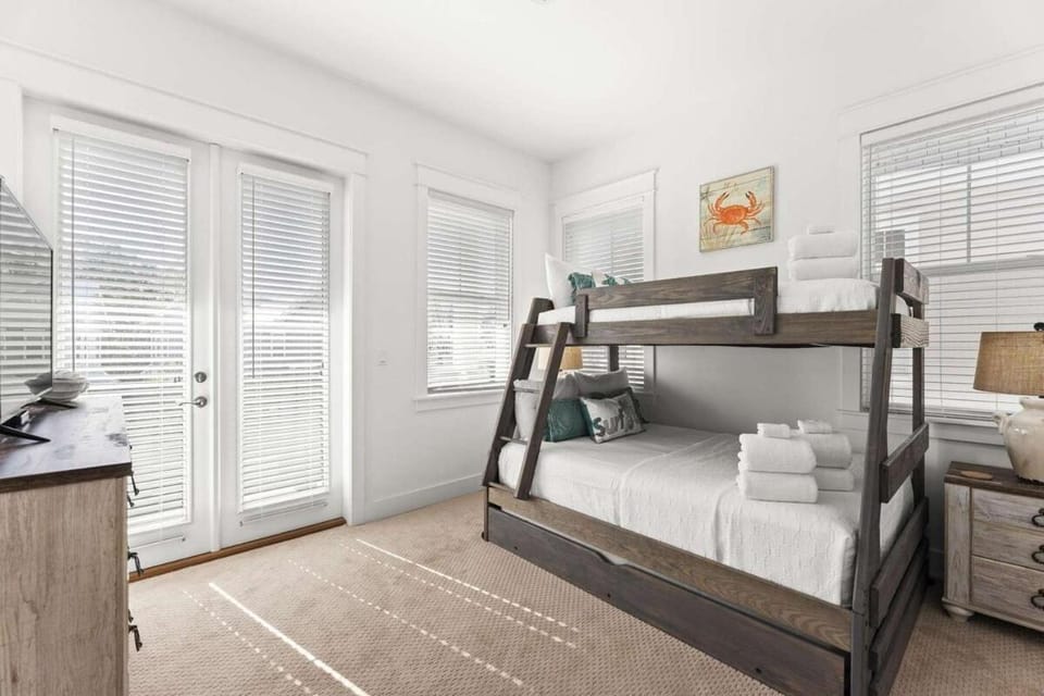 Rhema Luxury Beach Haus 2BR 2B ResortPool with optional 6-seater GolfCart & 4Bikes Apartment in South Walton County