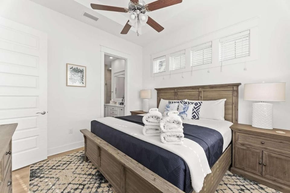 Rhema Luxury Beach Haus 2BR 2B ResortPool with optional 6-seater GolfCart & 4Bikes Apartment in South Walton County