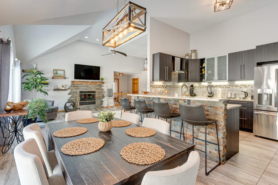 3 Mi to Historic Dtwn Hartland: Family Retreat House in Wisconsin