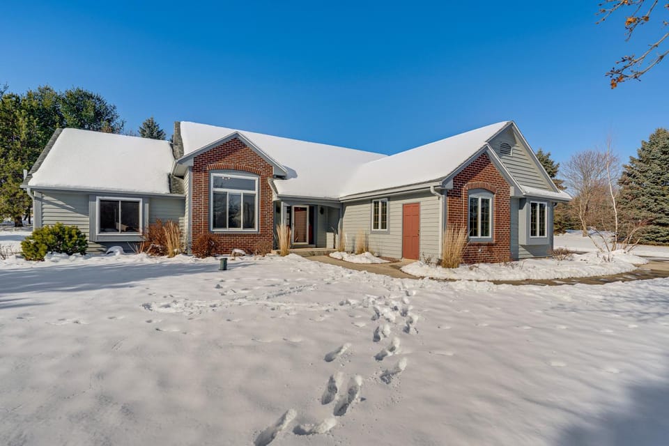 3 Mi to Historic Dtwn Hartland: Family Retreat House in Wisconsin