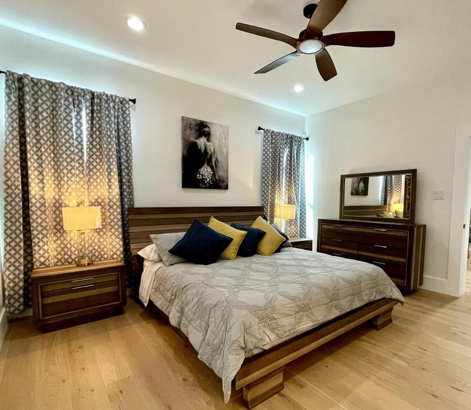 Riverwalk Pearl Zoo Museums Pool 5 BR 4 full and 1 half Baths House in San Antonio