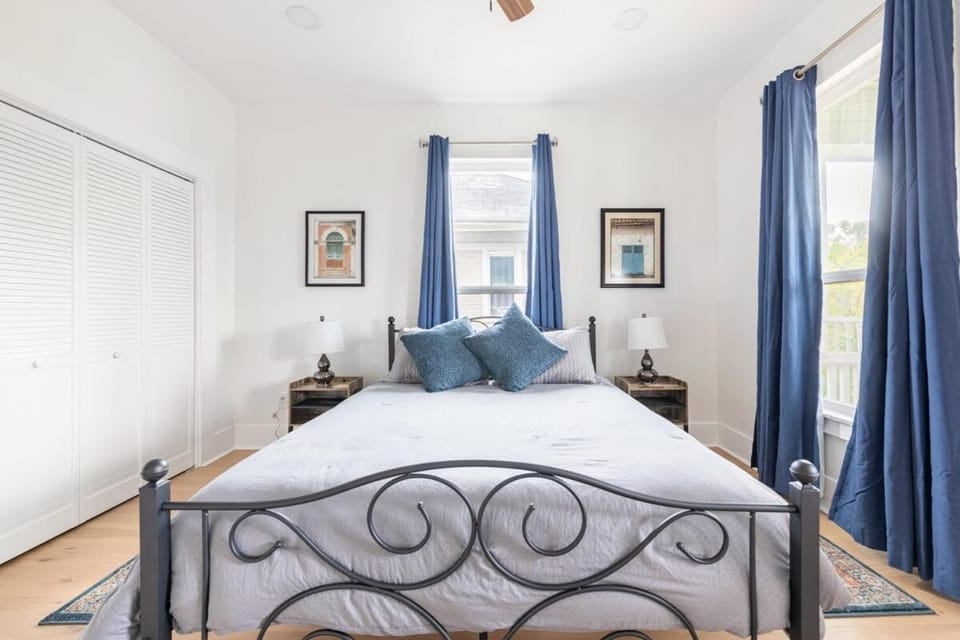 Riverwalk Pearl Zoo Museums Pool 5 BR 4 full and 1 half Baths House in San Antonio