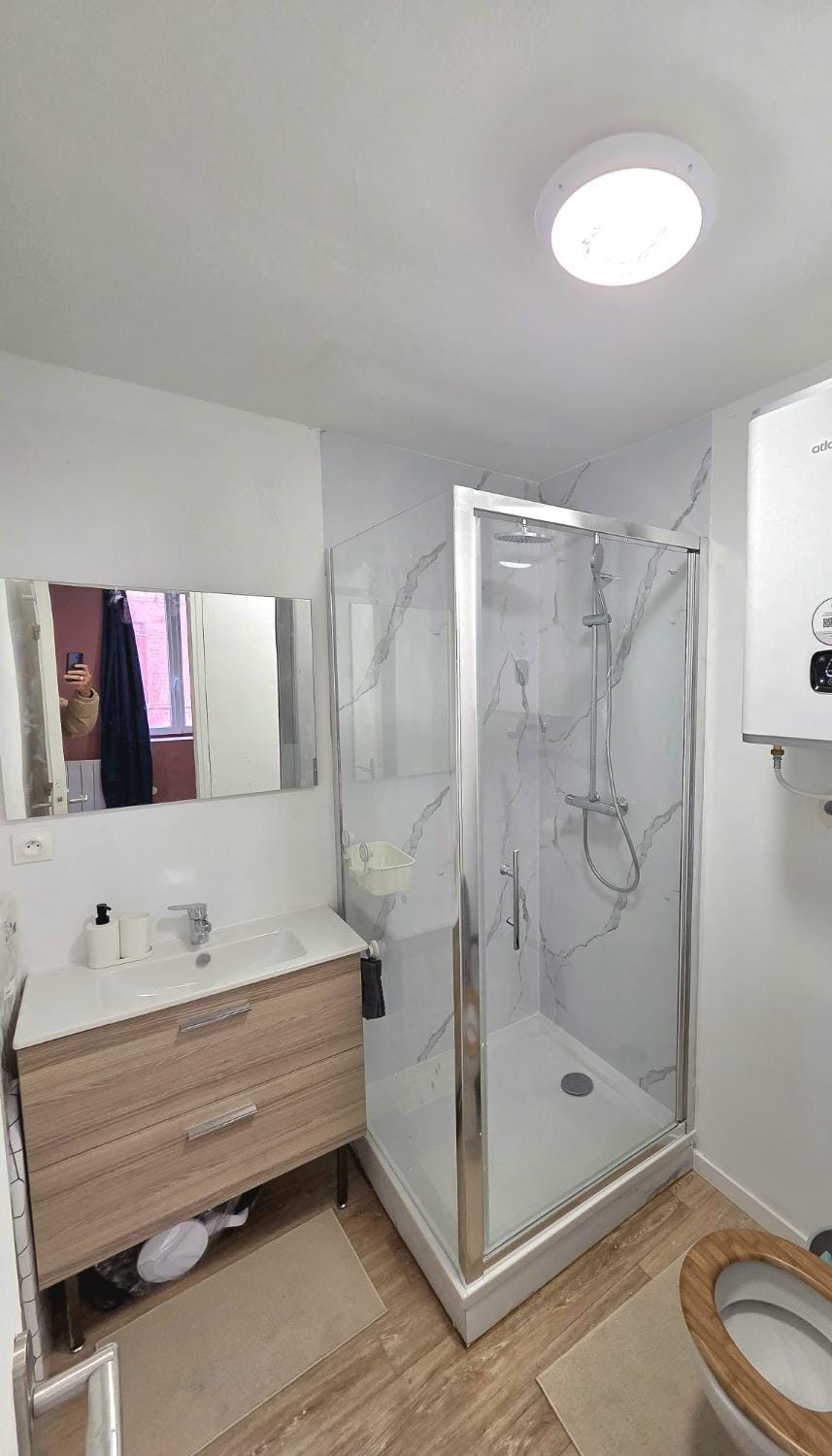 Shower, Toilet, Bathroom, towels
