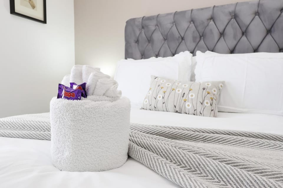 Bed, towels