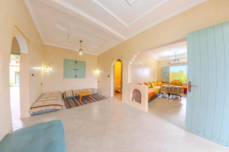 Bed, Living room, Photo of the whole room, Seating area, Bedroom