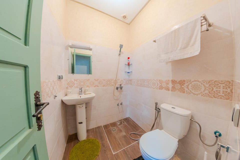 Shower, Toilet, Bathroom, Bath, bidet, towels