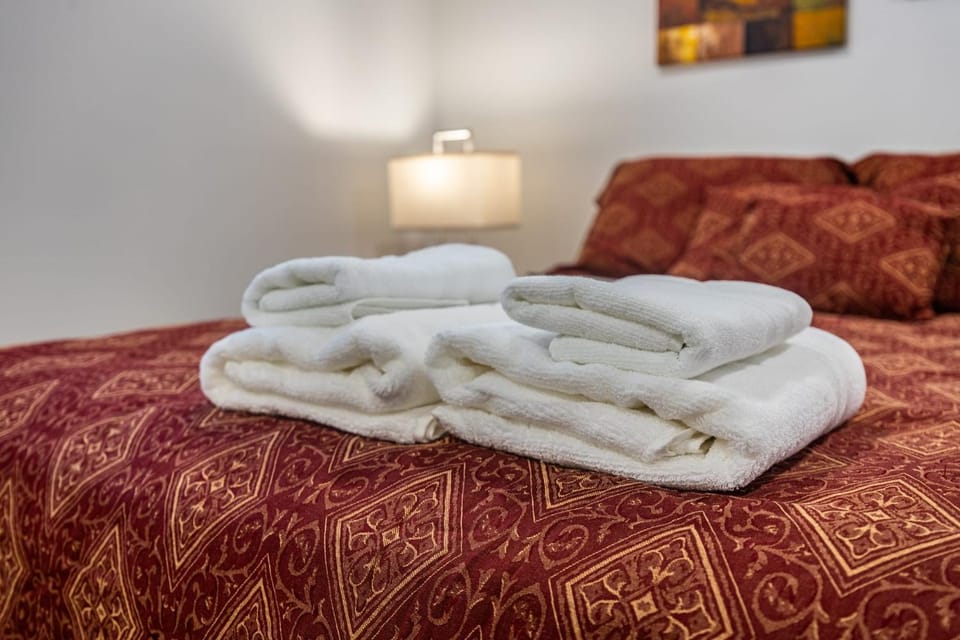 Bed, Bedroom, towels